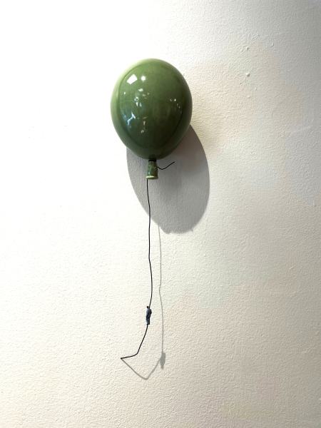 Dus grønn ballong #13 av Kristin Antonsen