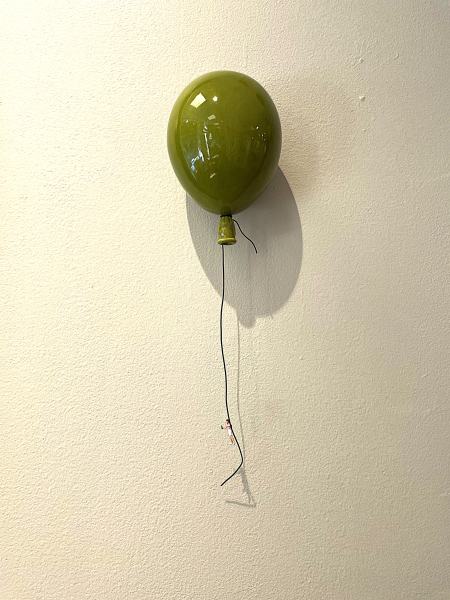 Olivengrønn ballong #13 av Kristin Antonsen